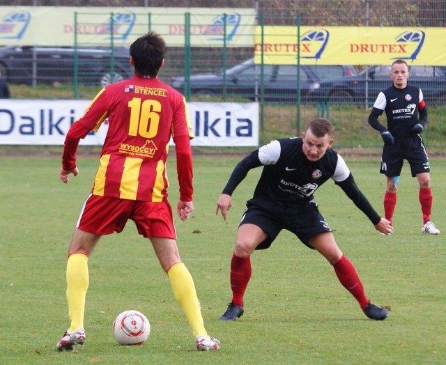 Meczem z Chojniczanką Drutex-Bytovia (stroje czarno-białe) wrócił do gry o I&#8200;ligę. Dobrą formę musi potwierdzić w grze z MKS.  