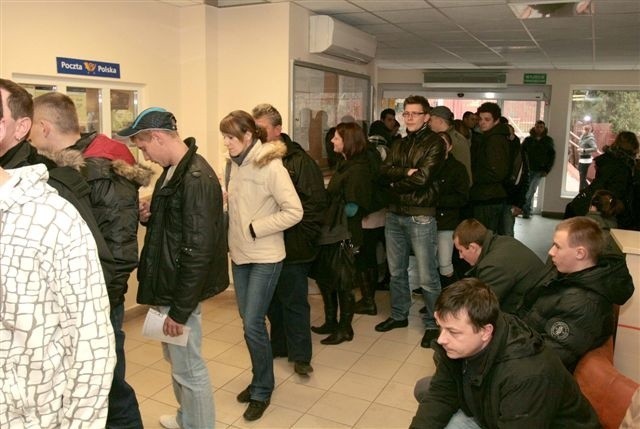 Aby zapisać się na egzamin trzeba odstać swoje w kolejce. W Wojewódzkim Ośrodku Ruchu Drogowego każdego dnia pojawia się około 400 chętnych.