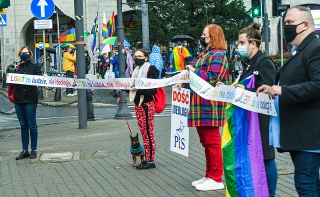 LGBT to ludzie nie ideologia - pod takim hasłem w sobotnie (10.10.) południe wzdłuż ul. Focha i Jagiellońskiej odbyła się akcja Bydgoszcz wolną od nienawiści. 