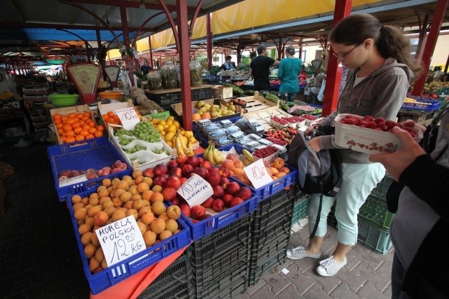 Świeże warzywa i owoce na targowiskach są coraz droższeWiele warzyw i owoców tego lata osiągnęło ceny dotąd nienotowane. Prawie dwukrotnie droższe niż przed rokiem są maliny, marchew, pomidory... Tylko ziemniaki nie drożeją.