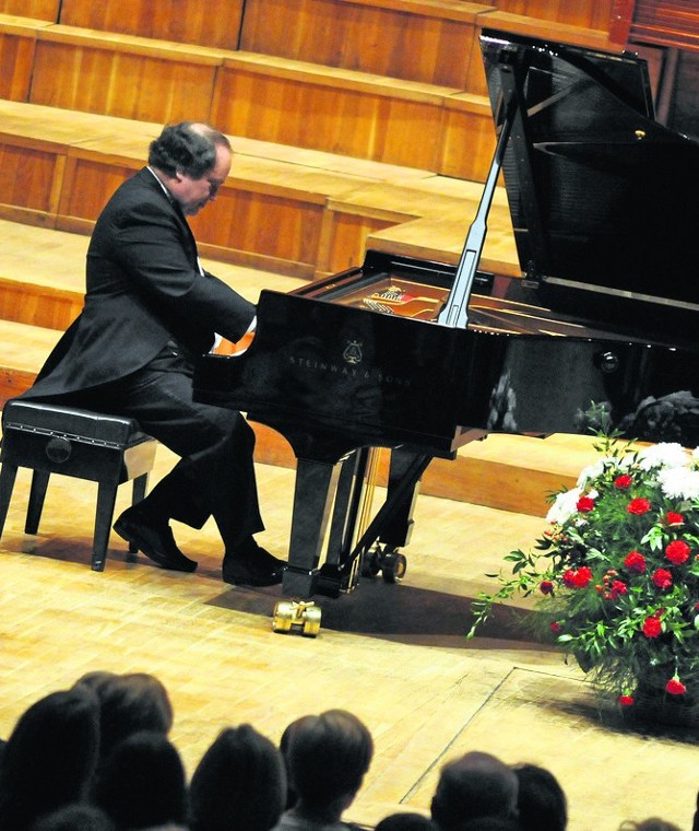 Jeffrey Swann zainauguruje konkurs swoim recitalem i zasiądzie w jury. Na zdjęciu amerykański pianista na scenie Filharmonii Pomorskiej