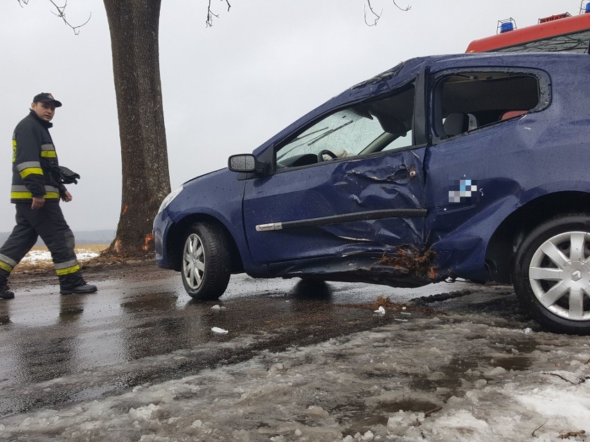 Poważny wypadek koło Polnego w gminie Czaplinek. Ranna trafiła do szpitala [zdjęcia]