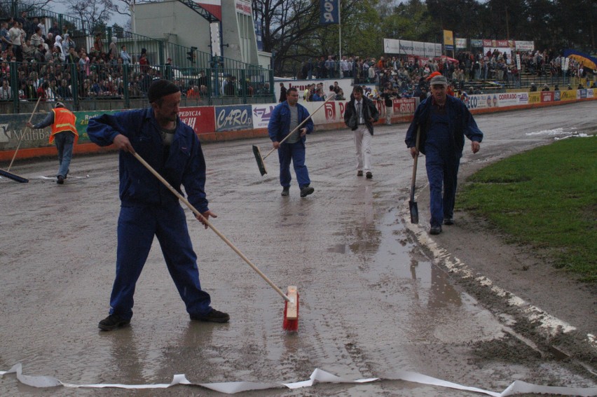 Na żużlowe lubuskie derby w sezonie 2006 kibice w Zielonej...