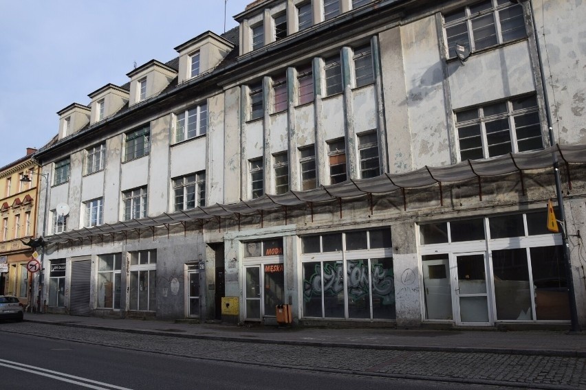 Gehenna lokatorów dawnego Gryfa w Szczecinku. Muszą opuścić zrujnowany budynek [ZDJĘCIA]