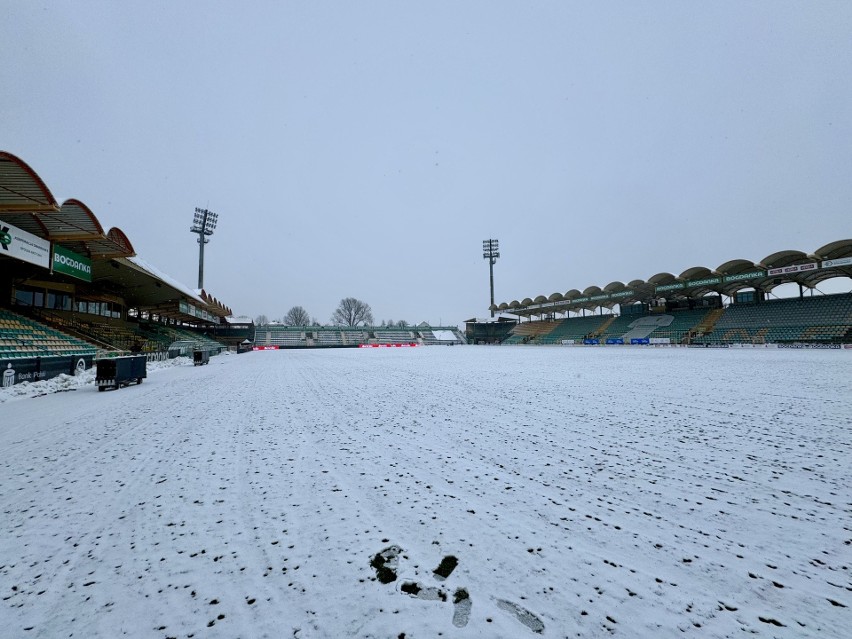 Od rana stadion w Łęcznej pokryty był śniegiem