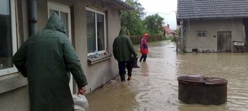 Młynówka wylała w Słocinie. Woda wdziera się do domów. Rozpoczyna się ewakuacja mieszkańców