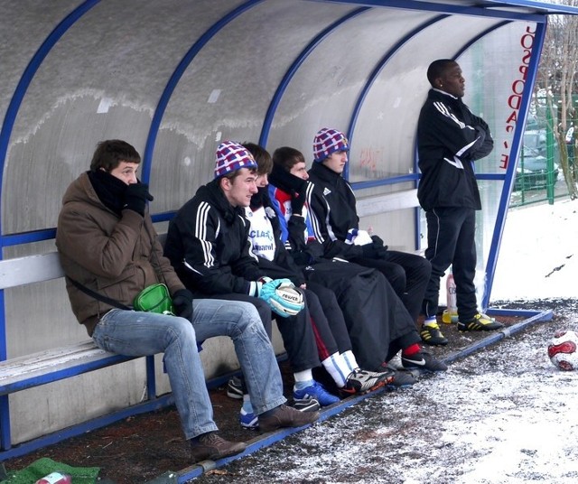 Łukasz Jamróz (pierwszy z lewej) w sobotę narzekał na stłuczone kolano. Pojutrze w Nowym Dworze Mazowieckim powinien już wyjść na boisko.