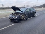 Zderzyły się trzy samochody osobowe. Dwa z nich straciły koła