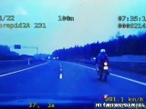 Motocyklista z powiatu radomskiego bez uprawnień na ekspresówce w Skarżysku. Podejrzenia policjantów wzbudził jego strój. Zobacz film