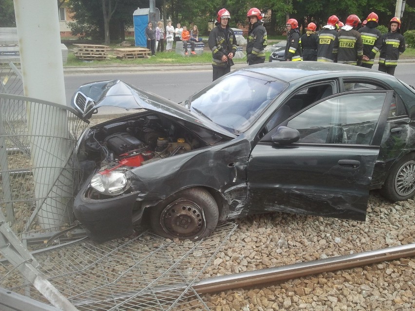 Wypadek na Pabianickiej. Kierowca zasłabł i uderzył w słup trakcyjny [ZDJĘCIA+FILM]