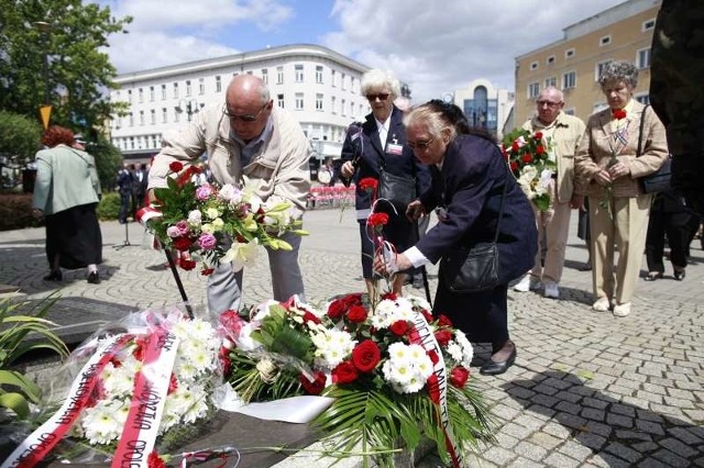 Pod pomnikiem złożono białe i czerwone kwiaty. Do każdego z nich były przyczepione kartki z nazwami miejscowości kresowych, których mieszkańcy zostali pomordowani.