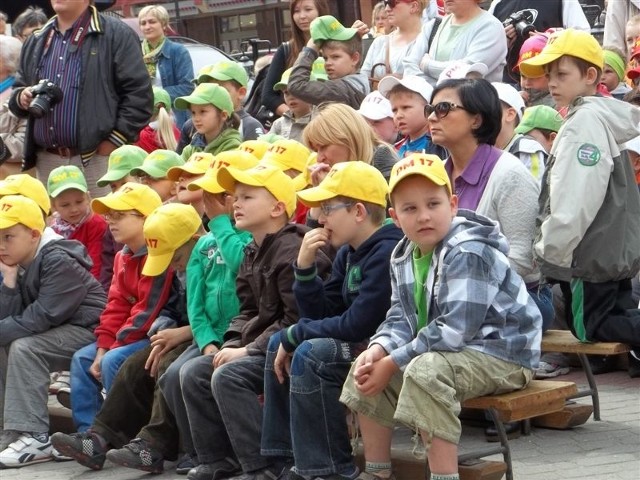 Fantastycznie prezentowały się dzieci z Przedszkola Miejskiego nr 17 - wszystkie w czapeczkach z nazwą placówki