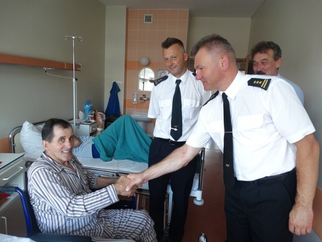 Dzielnemu druhowi Tadeuszowi Okrasce jeszcze w szpitalu podziękował Janusz Halak, komendant wojewódzki PSP.