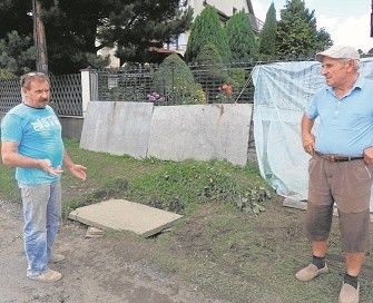 Jan Mirosław i Teofil Studnicki zabezpieczają płoty przed...