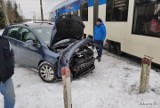 Turbia. Kierująca volkswagenem wjechała na przejazd, tuż przed jadący po torze szynobus. Doszło do zderzenia (ZDJĘCIA)