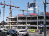 Wrocław: Biurowiec na pl. Dominikańskim ma już trzy piętra (ZDJĘCIA)