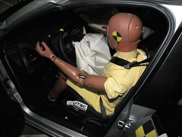 Manekin z czujnikami na siedzeniu kierowcy w citroenie C4, tuż przed testem na zderzenie czołowe.