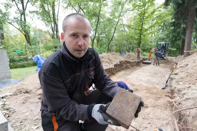 Nie wiem, co to może być. Ale skrzynka jest ładnie zachowana, widać czarny lakier - mówi dr Marcin Zwolski, historyk z IPN.