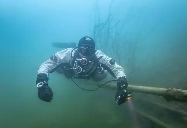 Maria Concordia w Sobótce, w której w niedzielę (3 października) utonęły trzy osoby, nie jest jedynym niebezpiecznym miejscem odwiedzanym przez nurków. W tym niewielkim środowisku znanych jest przynajmniej kilka miejsc w naszym regionie, które stanowią duże wyzwanie dla schodzących pod wodę. To, że do podobnych tragedii, jak w byłej kopalni w Sobótce, dochodzi niezwykle rzadko, to zasługa przede wszystkim wyszkolenia i doświadczenia nurków, którzy podejmują się podobnych wyzwań. Ci, którzy nurkują w jaskiniach czy w opuszczonych kopalniach, to – jak usłyszeliśmy – Formuła 1 w środowisku nurków.  "Nurkowie penetrujący sztolnie zalane wodą czy jaskinie to ludzie z największym doświadczeniem jakie można zdobyć, wyposażeni w najlepszy sprzęt. Tam nie ma miejsca na to, żeby się znalazł jakiś laik" - mówi nam Emanuel Olszewski z Centrum Nurkowego Blue Planet we Wrocławiu. Jak tłumaczy, największą trudnością w takim nurkowaniu jest zamknięta przestrzeń. - "Do tego trzeba być gotowym nie tylko fizycznie, ale też psychicznie. Porównałbym to do wypraw w Tatry i w Himalaje. I w jednych i w drugich potrzebny jest specjalny sprzęt, ale w Himalajach to musi być wyposażenie najwyższej klasy" – mówi wrocławski instruktor.W Polsce jest tylko około tysiąca nurków jaskiniowych.Na mapie Dolnego Śląska znajduje się kilka miejsc podobnych do kopalni Maria Concordia w Sobótce. O niej i innych miejscach w których regularnie ćwiczą nurkowie piszemy na kolejnych stronach.