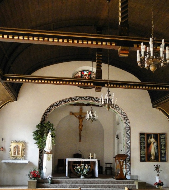 Na zdjęciu po lewej stronie ołtarza widać figurę Matki Bożej Fatimskiej, która w niedzielę rozbiła się w wyniku nieszczęśliwego incydentu.