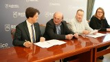 Nowe oświetlenie uliczne będzie na osiedlu Pokoju i Piaski w Kozienicach. Podpisano porozumienie w sprawie inwestycji