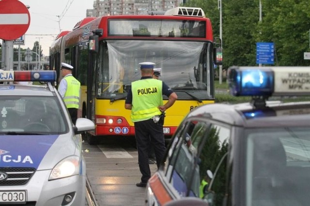 Wypadek na pl. Grunwaldzkim, 28.07.2015. Autobus potrącił młodą kobietę