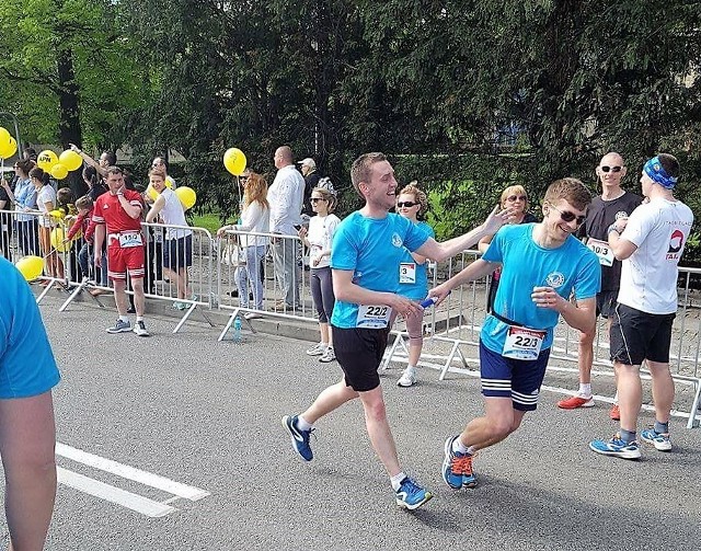 Mariusz Ozimek przekazuje pałeczkę Romanowi Maince (obaj są trenerami w Niemieckiej Szkółce Piłkarskiej). Sztafeta mniejszości niemieckiej zmieniała jako piąta w stawce.