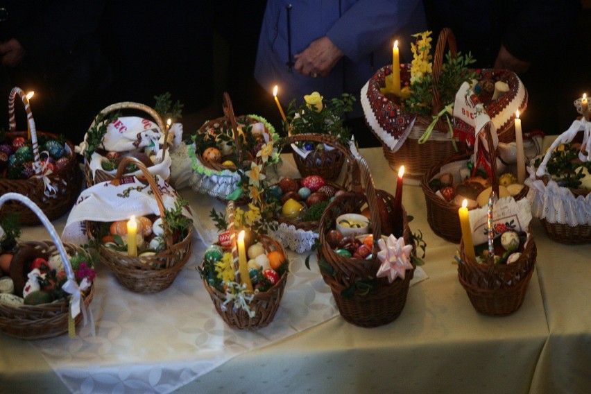 Święcenie pokarmów trwa aż do poranka wielkanocnego.