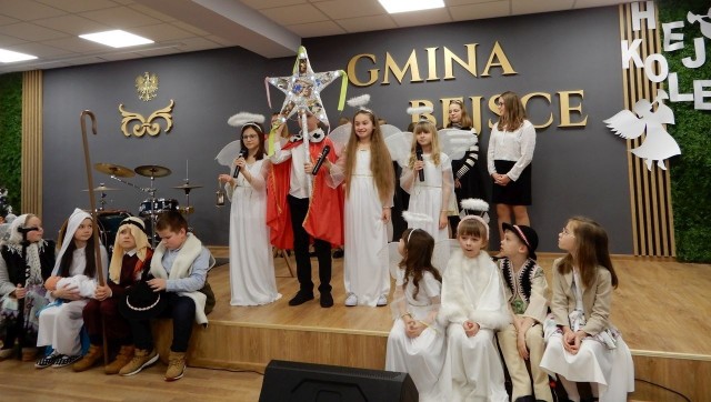 Publiczność mogła podziwiać występy małych artystów z Samorządowej Szkoły Podstawowej w Dobiesławicach, którzy w Jasełkach przybliżyli sceny z Narodzenia Pana.