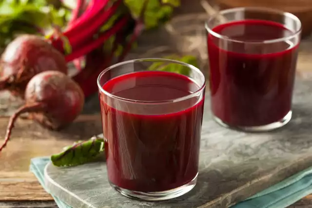Domowy sok z buraka warto urozmaicić dodatkiem jabłka lub gruszki, aby złagodzić jego smak.