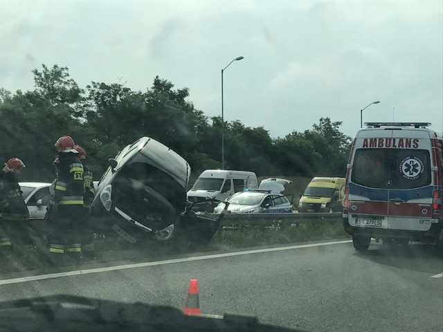 Występują duże utrudnienia w ruchu na A4 na trasie Gliwice-Katowice. Jak informuje policja, Opel Corsa uderzył w bariery w pasie rozdziału i na nich zwisł. Na szczęście nie ma poszkodowanych. Na miejscu są funkcjonariusze policji i straż pożarna. Aktualnie czekają na pomoc drogową, która ma usunąć pojazd z barier.