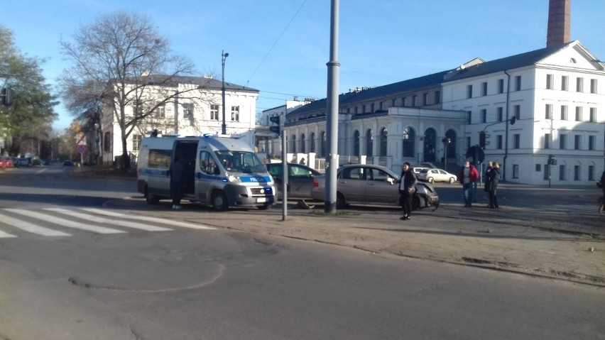 Uwaga wypadek w Łodzi! Na skrzyżowaniu Piotrkowskiej i Czerwonej zderzył się seat z suzuki, kierująca dostała mandat