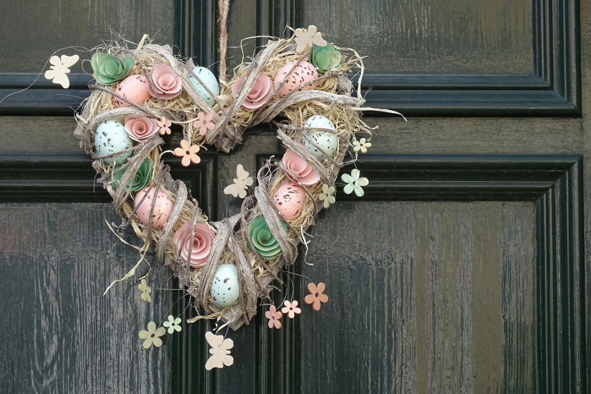 Podpowiadamy, jak pięknie udekorować drzwi na Wielkanoc...