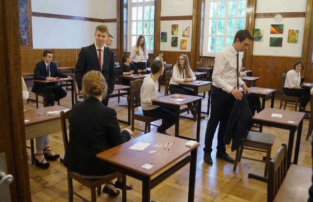 Dziś pierwszy dzień matur 2016. Uczniowie zmagają się na egzaminie pisemnym z językiem polskim. Tuż przed rozpoczęciem egzaminu byliśmy w III LO im. Królowej Jadwigi w Inowrocławiu.