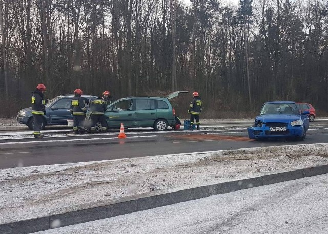 Oblodzenie na drogach w województwie podlaskim. W Białymstoku doszło do kolizji na Ciołkowskiego (zdjęcia)
