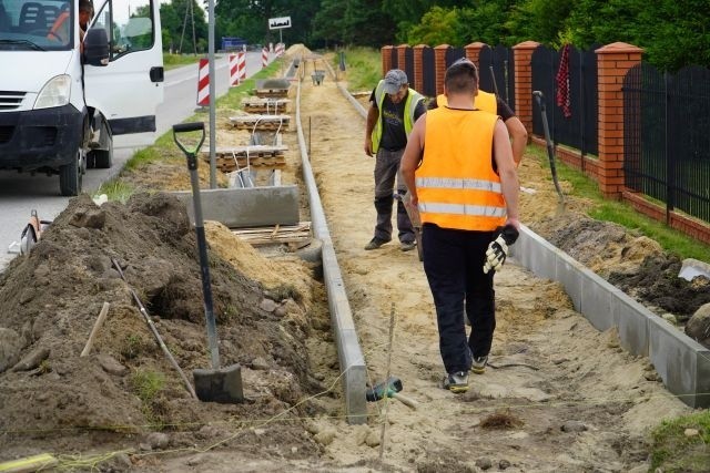 W Mostkach powstaje nowy chodnik o długości ponad 800...