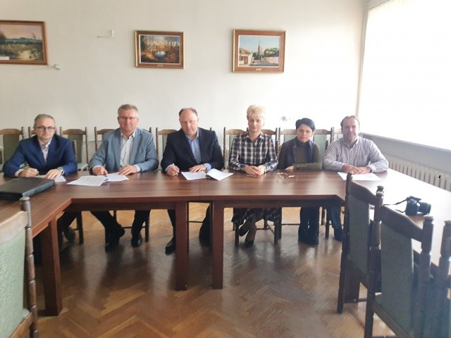 W Urzędzie Gminy w Odrzywole została podpisana umowa na budowę zbiornika wodnego „Wysokin” przy Drzewiczce.