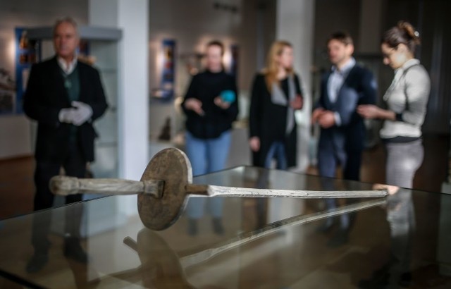 Znalezisko przywodzi na myśl szkoły fechtunku, które istniały w dawnym Gdańsku. W miejscu jednej z nich, znajduje się dziś Teatr Szekspirowski