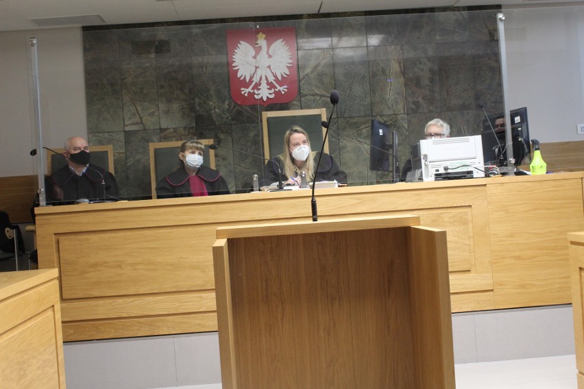 Skład orzekający z sędzią Ewą Szymańską ( trzecia z lewej)...