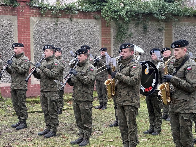 Koncert wojskowej orkiestry dętej w 105. Kresowym Szpitalu Wojskowym w Żarach