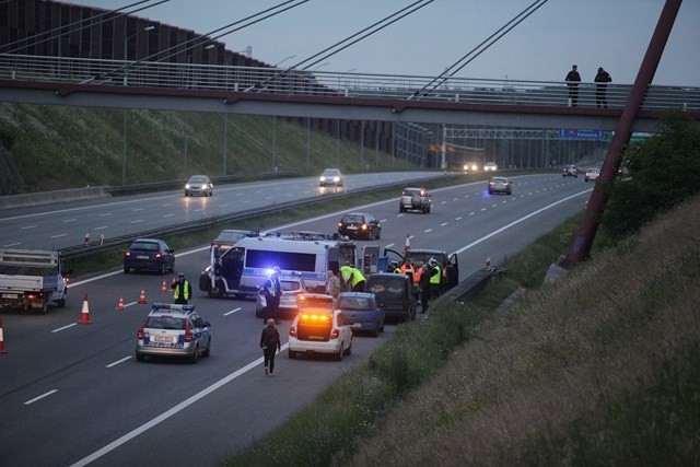 Wypadek na autostradzie A4. Młoda kobieta spadła z kładki