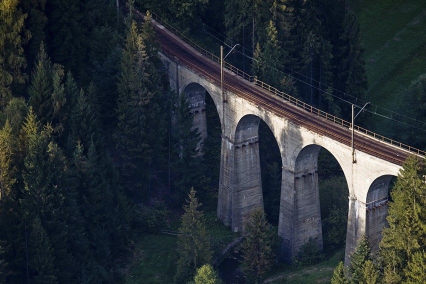Most kolejowy nad potokiem Łabajów w Wiśle to jeden z...