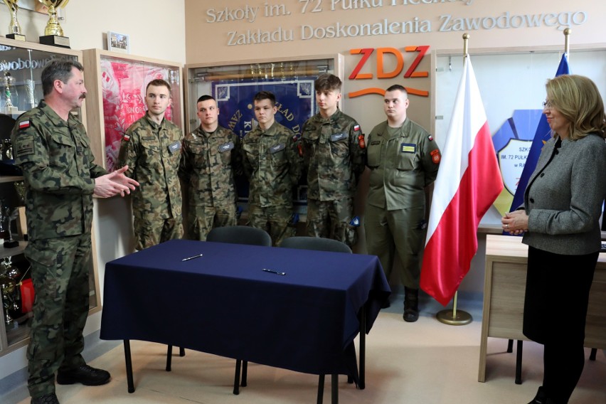 Klasy wojskowe Szkół Zakładu Doskonalenia Zawodowego w Radomiu pod patronatem brygady wojsk terytorialnych 