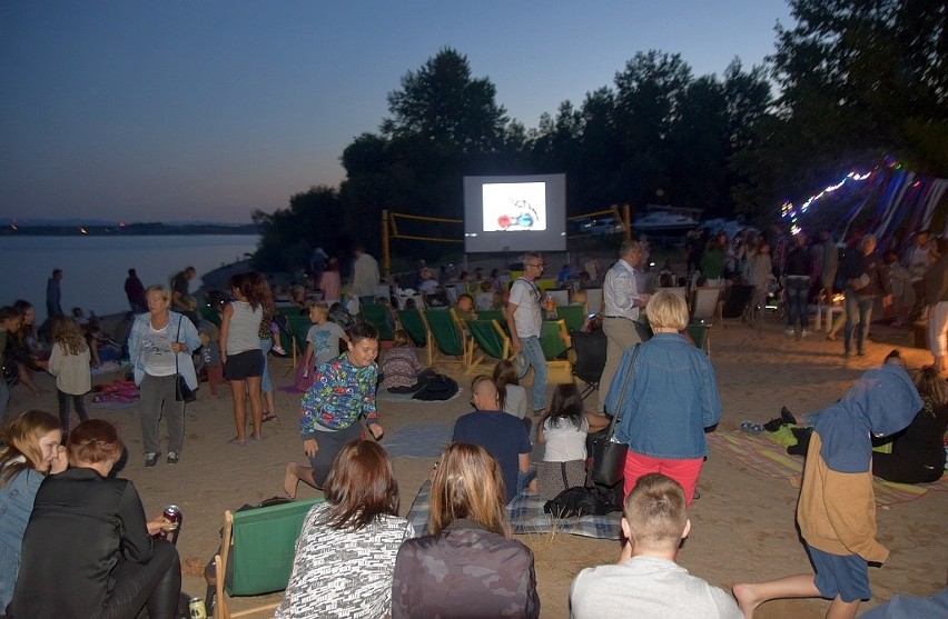 Wystartowało kino letnie nad Zalewem Mietkowskim. Duża frekwencja [ZDJĘCIA]