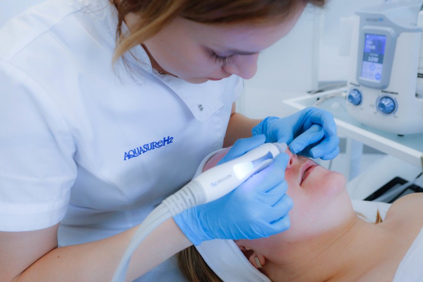 Ekspertka z Laser Clinic, kliniki kosmetologii laserowej i estetycznej w Kielcach, radzi, jak osiągnąć efekt "wow" przed ważną uroczystością