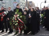 Białystok. Pierwsza rocznica katastrofy pod Smoleńskiem. Uroczystości przed pomnikiem ofiar katastrofy. (zdjęcia)