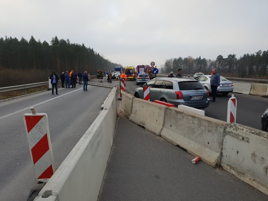 Wypadek na drodze krajowej we wsi Barak na pograniczu powiatów szydłowieckiego i skarżyskiego, ranni dwaj kierowcy (nowe fakty)