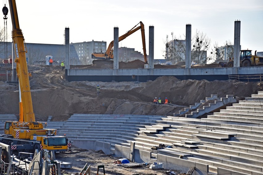 Budowa stadionu w Szczecinie. Trybuna na łuku już prawie zabudowana [ZDJĘCIA]