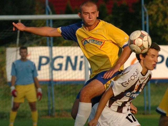 Mariusz Kowal (żółto-niebieski strój) jesienią nie zanotował zbyt wielu udanych występów w IV lidze.