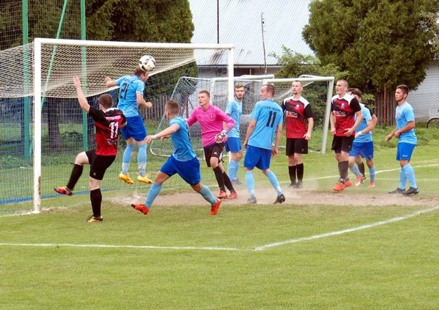 Start Pruchnik (niebieskie stroje) zanotował trzecie zwycięstwo